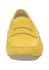 Gelbe Wildleder-Pantoletten mit runder Zehenpartie, die zwei dekorative Bänder und kontrastierende Nähte an den Seiten und um die Sohle aufweisen.