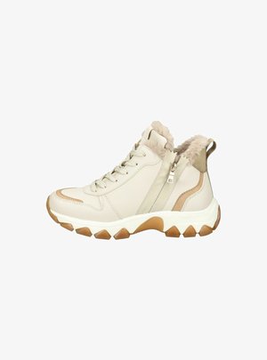 Stivaletti in pelle beige con colletto in pelliccia sintetica, cuciture tono su tono, zip laterale e suola in gomma con motivo ondulato.