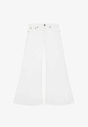 Valged laiad teksapüksid, mis on valmistatud denimist, koos nööpidega kinnitusega, viie tasku ja mustade metallist aksessuaaridega.