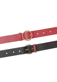 Zwei Gürtel: ein roter elastischer Gürtel mit einer goldenen runden Schnalle und ein schwarzer elastischer Gürtel mit einer goldenen Schnalle, der mehrere Löcher zur Anpassung aufweist.