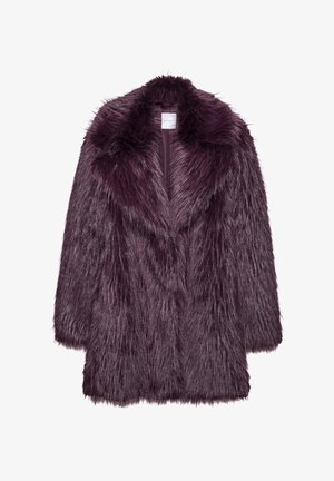 Manteau en fausse fourrure d'un bordeaux profond, avec un col châle, une coupe décontractée et des manches mi-longues, présentant une surface douce et texturée.