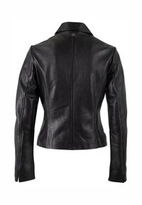 Zwarte leren jas, getailleerd model, hoge kraag, detailnaad aan de achterkant, nauwsluitende snit, gladde textuur, met een enkele metalen knop bij de hals.