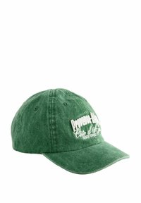 Grüne Baumwoll-Baseballmütze mit gebogenem Schirm, die weiße gestickte Texteinzelheiten und eine strukturierte Stoffoberfläche aufweist.