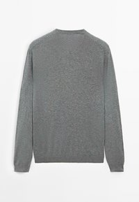 Grauer Pullover mit langen Ärmeln und Rundhalsausschnitt, schlichtem Strickmuster und gerippten Bündchen. Rückansicht mit einem einfachen, klaren Design.