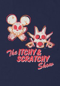 Námořnické tričko s grafikou dvou lebek s kreslenými prvky. Text zní "The ITCHY & SCRATCHY Show" v tučném, opotřebovaném bílém a červeném písmu.