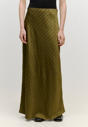 Olijfgroene maxi rok van een gladde satijnen stof met diagonale zwarte strepen. Heeft een strakke tailleband en een vloeiende silhouet.