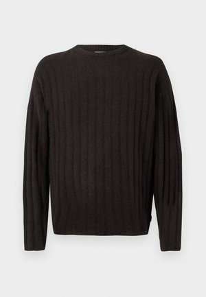 Mørk grå strikket genser med rund hals, med vertikal ribbestruktur og lange ermer, som gir en avslappet passform.