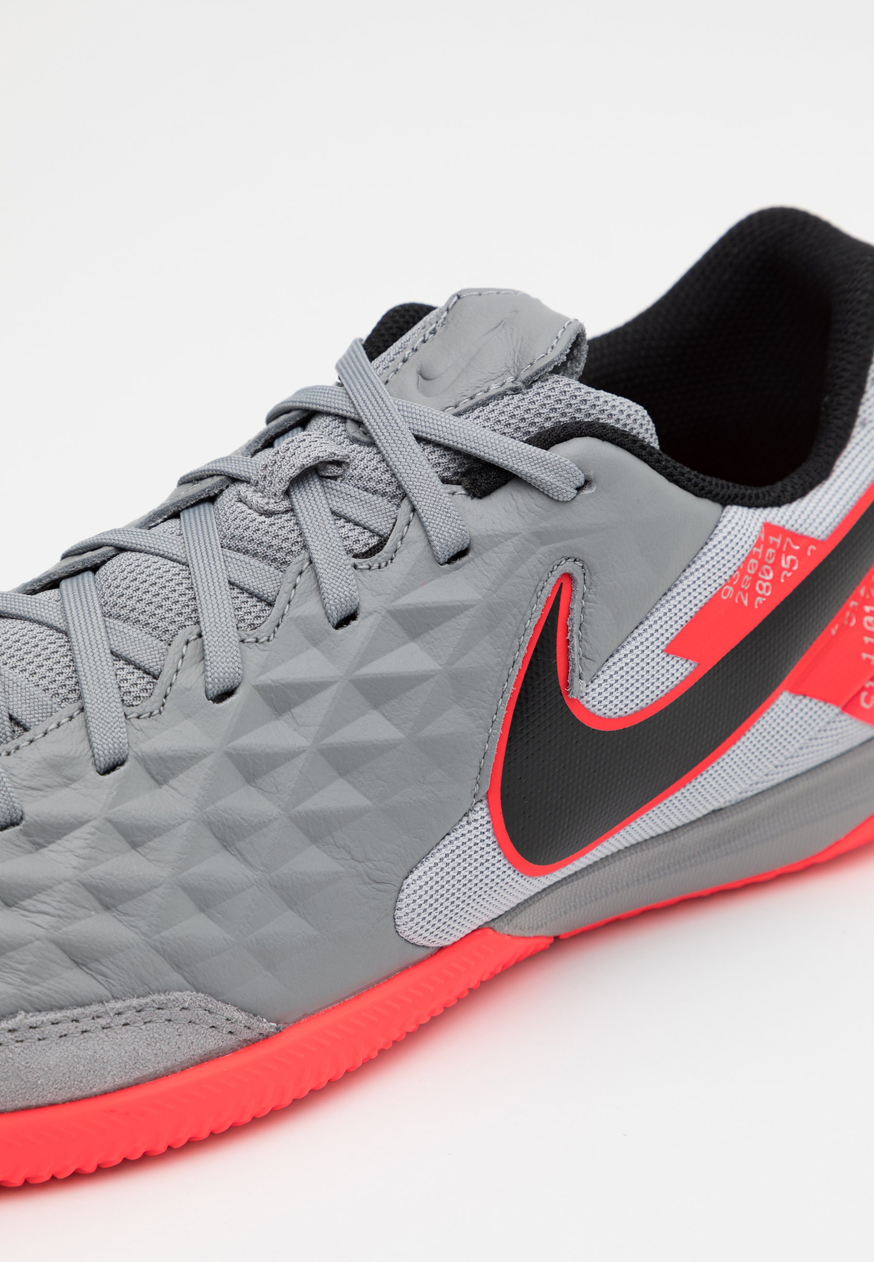TIEMPO LEGEND 8 ACADEMY IC Fotbollsskor inomhusskor metallic bomber greyblackparticle grey TIEMPO LEGEND 8 ACADEMY IC Fotbollsskor inomhusskor metallic bomber greyblackparticle grey