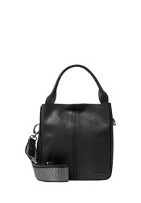 Svart läderhandväska med en strukturerad design, utrustad med ett handtag upptill och en avtagbar randig axelrem. Slät textur med minimala detaljer.