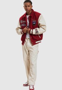 Karl Kani CHEST SIGNATURE BLOCKCOLLEGE - Giubbotto Bomber - darkred offwhite