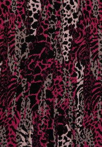 Tessuto a maglia con stampa animalier varia in rosa, nero e grigio. Il motivo include forme astratte e trame, creando interesse visivo.