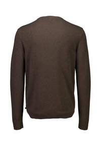 Ruskea neulepaita, jossa on teksturoitu kuvio, pitkät hihat, ribbadut hihansuut ja helmukset sekä klassinen pyöreä kaula-aukko.