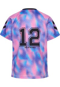 T-shirt med kort ärm i rosa och blå gradientmönster, med siffran "12" i svart och texten "LIGHT UP THE WORLD" nedanför.