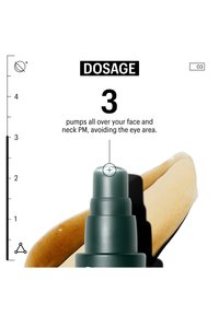 Distributeur à pompe avec un fond crème beige et sable, indiquant d'utiliser trois pressions sur le visage et le cou, en évitant les yeux, pour une application en soirée.