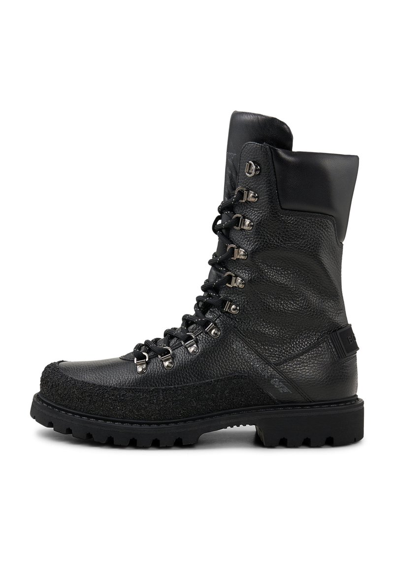 Bottes de randonnée noires avec une tige en cuir texturé, des œillets métalliques et une semelle en caoutchouc. Elles disposent d'un col rembourré et de lacets robustes pour un meilleur maintien.