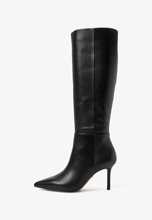 Botas de cuero negras hasta la rodilla con punta afilada y diseño elegante, que cuentan con un tacón de aguja y una textura suave.