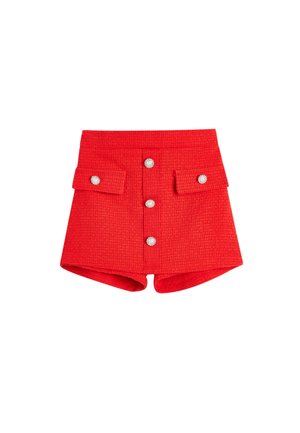 Shorts en tweed rouge avec une finition texturée, présentant une taille haute, une fermeture devant à quatre boutons, deux poches latérales et des boutons décoratifs.