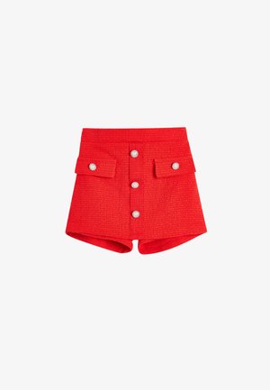 Shorts en tweed rouge avec une finition texturée, présentant une taille haute, une fermeture devant à quatre boutons, deux poches latérales et des boutons décoratifs.