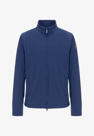 Marineblauwe lichtgewicht jas met volledige ritssluiting aan de voorkant, opstaande kraag, zijzakken en een klein rond logo op de linker mouw.