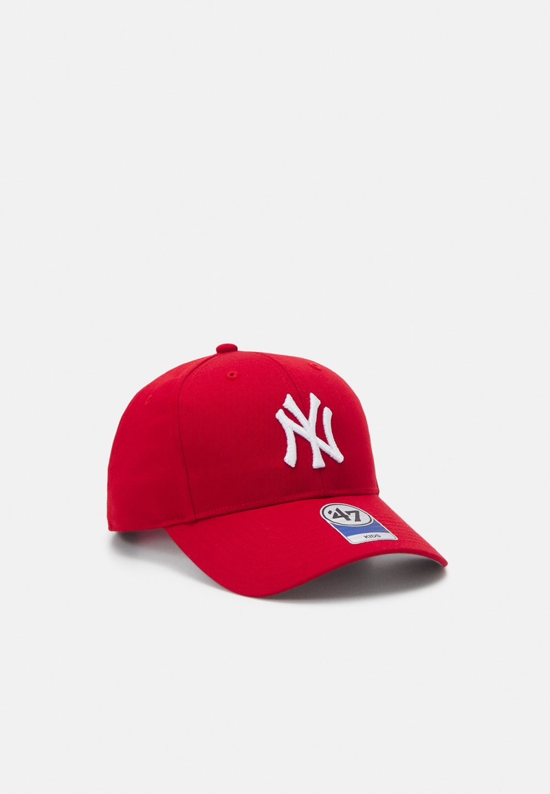 Cappellino da baseball rosso in cotone con visiera curvata. Presenta un logo ricamato bianco "NY" sul fronte e una piccola etichetta sul lato.