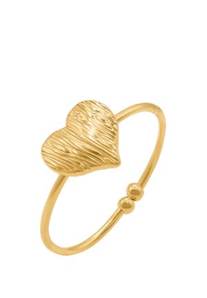 Anello d'oro con un ciondolo a forma di cuore testurizzato e due piccole perle rotonde su una banda sottile.