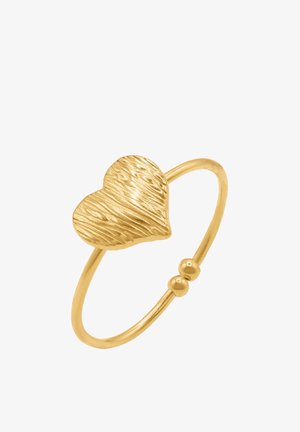 Anello d'oro con un ciondolo a forma di cuore testurizzato e due piccole perle rotonde su una banda sottile.