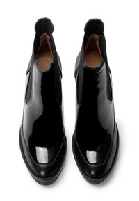 Czarne lakierowane botki z elastycznymi panelami po bokach, zaokrąglonymi noskami i fakturowanym tyłem. Gładkie wykończenie z niskoprofilową czarną podeszwą.