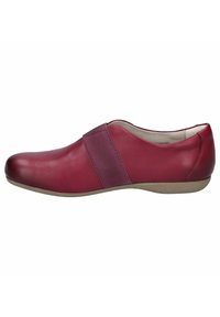 Červená kožená bota s plochým designem, akcentující elastický pásek a hladký povrch. Nízkoprofilová podrážka v neutrální barvě.