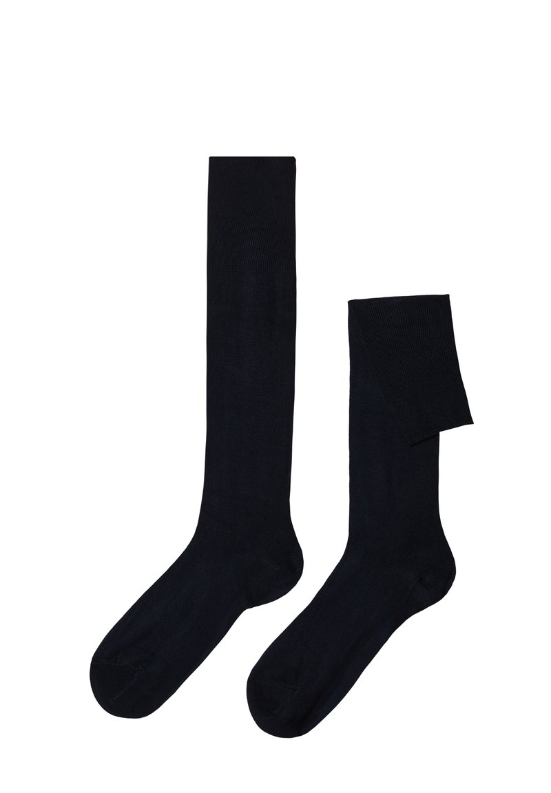 Knæhøje strømper i ensfarvet sort, lavet af et glat, strækbart materiale. Har en ribbet toppkant og sømløs tåkonstruktion.