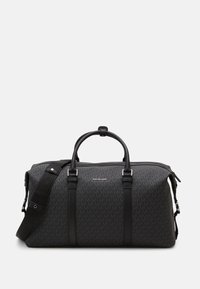 Sac de sport noir avec un tissu texturé et un motif "MK" sur toute sa surface, des accents en cuir, deux poignées supérieures et une bandoulière amovible.