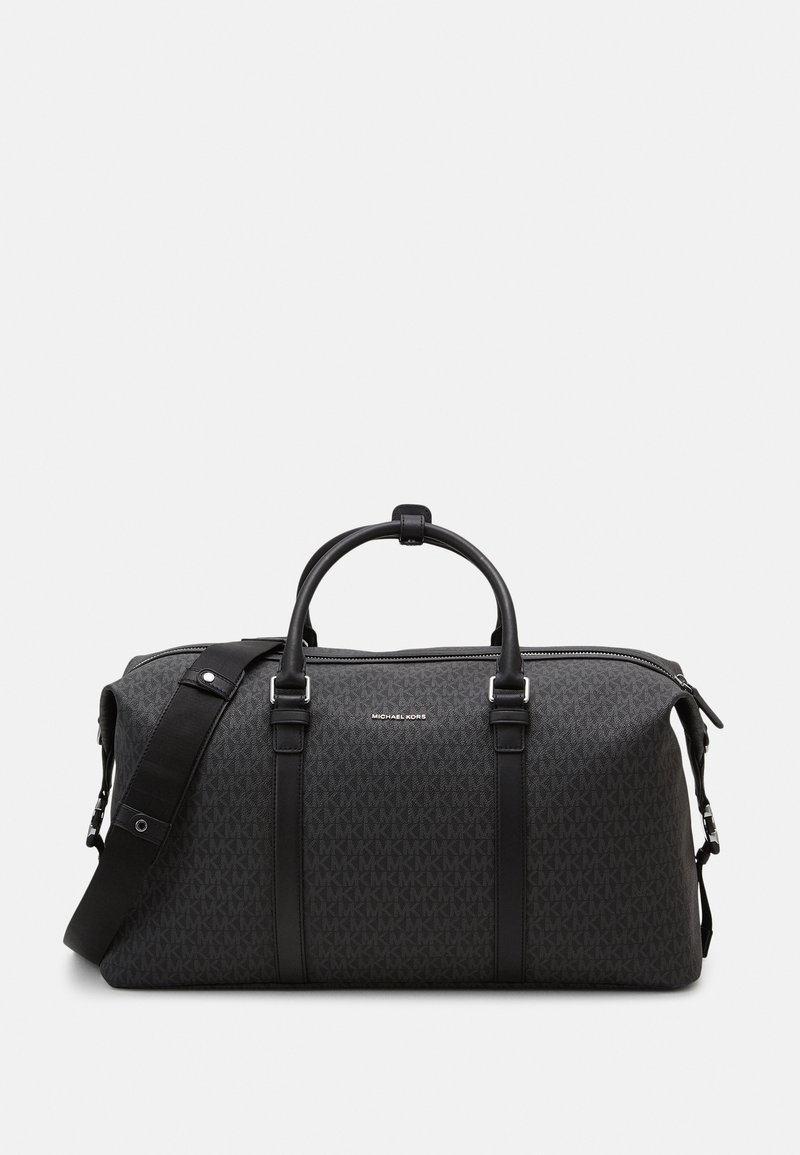Sac de sport noir avec un tissu texturé et un motif "MK" sur toute sa surface, des accents en cuir, deux poignées supérieures et une bandoulière amovible.