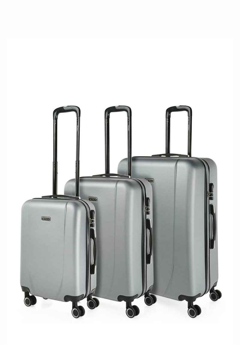 Tres maletas rígidas plateadas en tamaños pequeño, mediano y grande, con asas telescópicas negras extendidas y cuatro ruedas negras cada una.