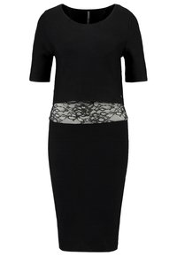 Robe noire à silhouette ajustée avec un corsage texturé et un panneau en dentelle au milieu ; manches courtes et jupe à longueur genou.