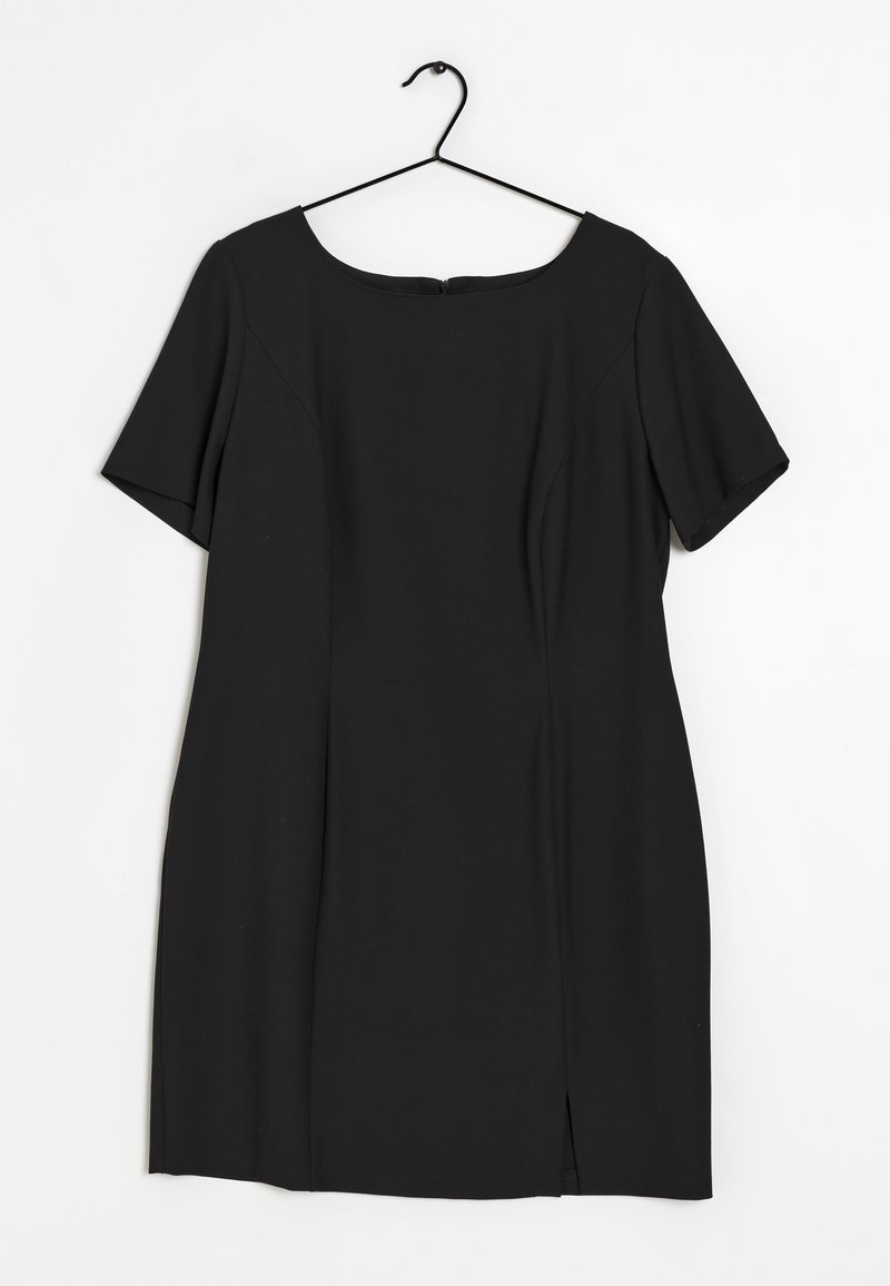 Černé šaty s krátkými rukávy a délkou ke kolenům, kulatým výstřihem, zavěšené na černém kovovém ramínku na bílém pozadí.