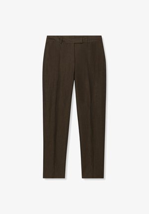 Brązowe, dopasowane spodnie o prostych nogawkach z pętlami na pasek, przednim zapięciem oraz subtelnymi zakładkami na nogawkach.