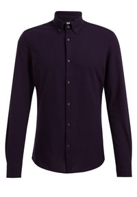 Tumma purppuranvärinen pitkähihainen napillinen paitapusero, jossa on terävä kaulus, mustat napit ja hienovarainen kirjailtu logo rinnassa. Pehmeä kangaspinta.