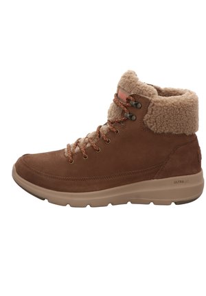 Botte d'hiver en suède marron avec doublure en polaire, lacets sur le devant et semelle épaisse en caoutchouc beige marquée "ULTRA GO".