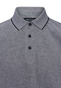 Graues Poloshirt aus strukturiertem Stoff, mit einem schwarz-weißen gestreiften Kragen, drei schwarzen Knöpfen und einem regulären Schnitt.