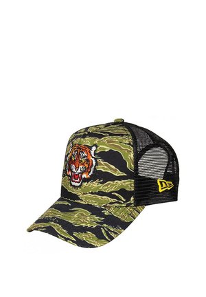 Grüne Camouflage-Baseballmütze mit gesticktem Tigerkopf auf der Vorderseite, schwarzer Netzrücken und gelbem Logoakzent an der Seite.