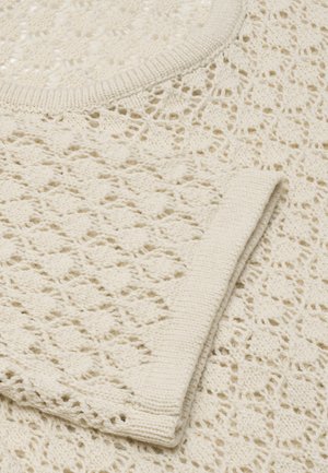 Off-white strikket sweater med indviklede diamant- og blomsterblonde-mønstre, med ribbet halsudskæring og ærmekant.