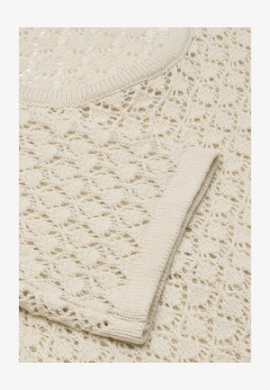 Elfenbeinfarbener Strickpullover mit komplexen Rauten- und Blumen-Spitzenmustern, mit geripptem Halsausschnitt und Ärmelsaum.