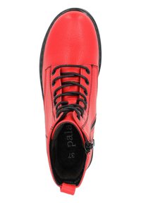Stivaletto in pelle rossa con lacci neri, zip laterale, superficie testurizzata e punta rotonda. La fodera interna presenta un colore a contrasto.