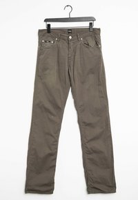 Pantalones de algodón verde oliva, diseño de pierna recta, con dos bolsillos delanteros, cierre de botón y costuras en contraste. Suspendidos de una percha negra.