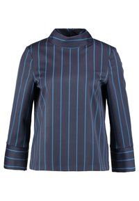Top a maniche lunghe blu navy con strisce verticali azzurro chiaro, colletto alto e vestibilità strutturata. Tessuto liscio e lucido con maniche con polsini.