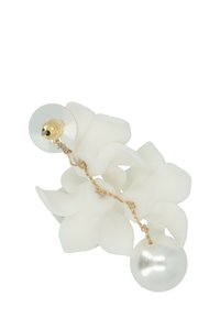 Orecchino a forma di fiore bianco con filo d'oro intrecciato e una perla pendente, dotato di un supporto in plastica trasparente per la sicurezza.