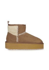 Stivaletto in suede marrone con suola in plataforma color tan, dotato di un pannello in tessuto lavorato a maglia e cuciture decorative bianche sui lati.