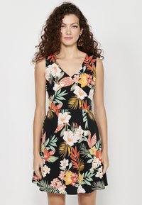 Blumenkleid mit V-Ausschnitt, schwarzem Hintergrund, bunten Blumen in Orange, Pink und Grün sowie einem ausgestellt geschnittenen Rock.
