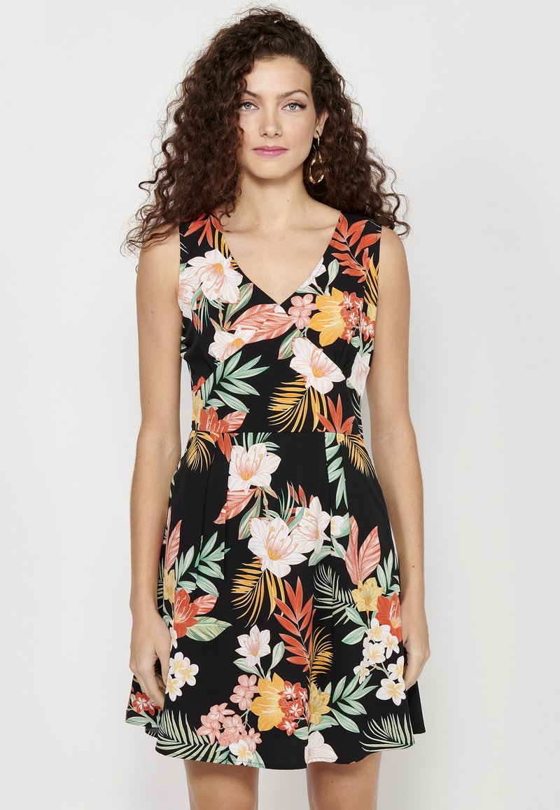 Blumenkleid mit V-Ausschnitt, schwarzem Hintergrund, bunten Blumen in Orange, Pink und Grün sowie einem ausgestellt geschnittenen Rock.