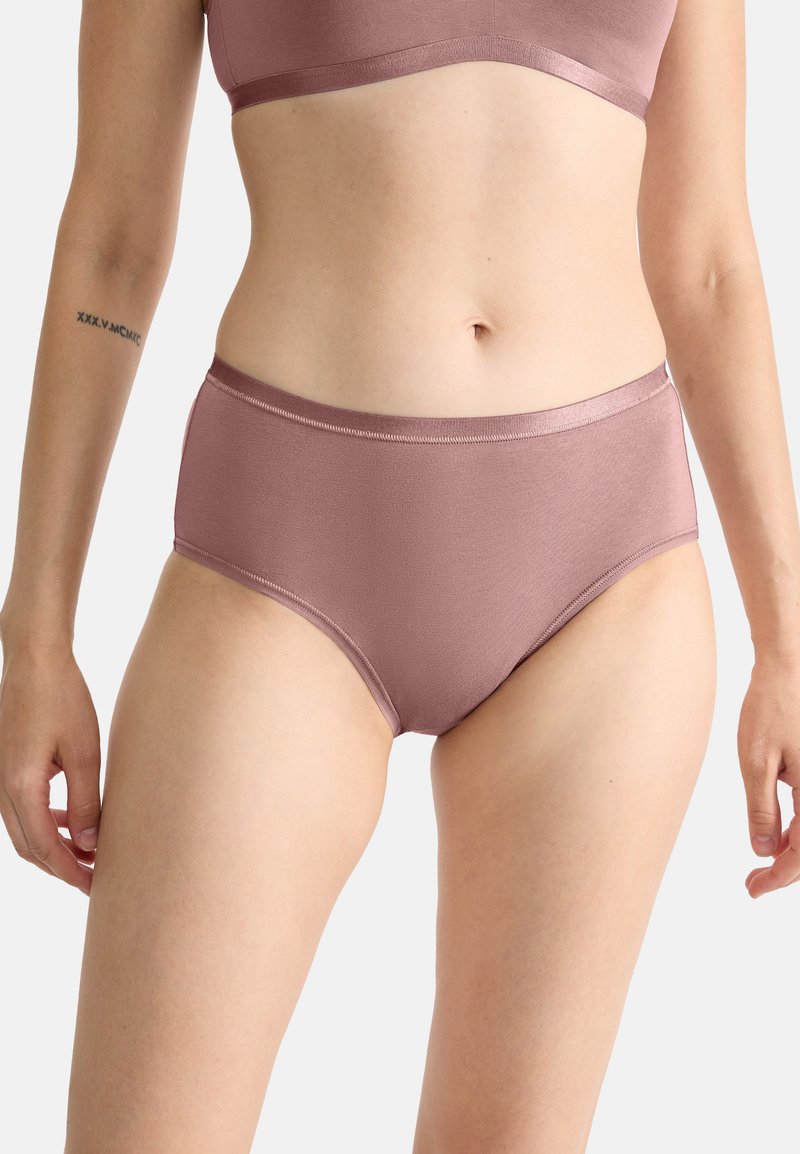 Slip a vita alta color rosa polvere in tessuto liscio con una morbida fascia in vita, caratterizzati da una texture rigata e senza cuciture visibili.