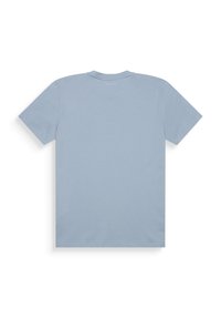 Camiseta de color azul claro hecha de algodón, con mangas cortas, cuello redondo y la parte trasera lisa sin logotipos ni patrones visibles.